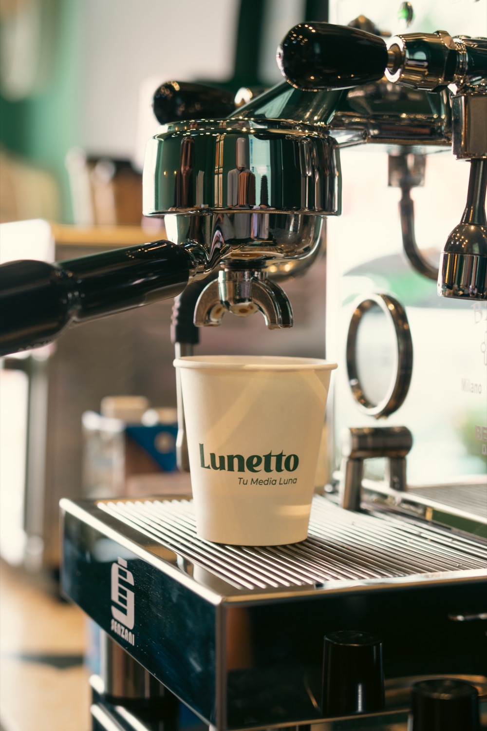 Café de especialidad Lunetto saliendo de la máquina de espresso