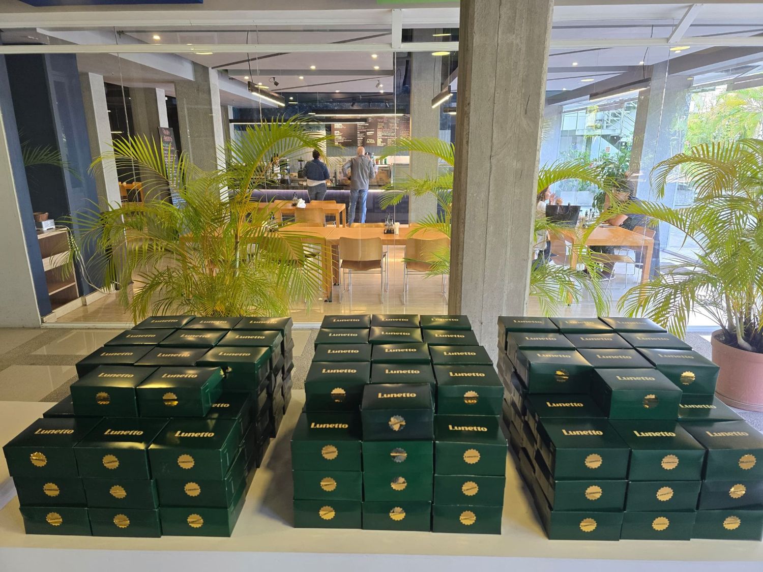 Pilas de cajas Lunetto listas para un evento