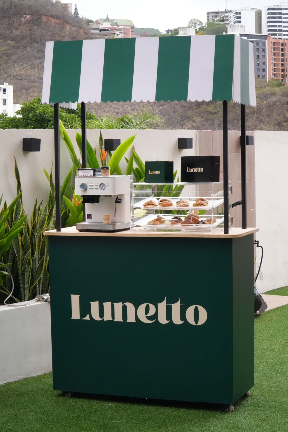 Carrito Lunetto con toldo verde, máquina de espresso y vitrina de medialunas