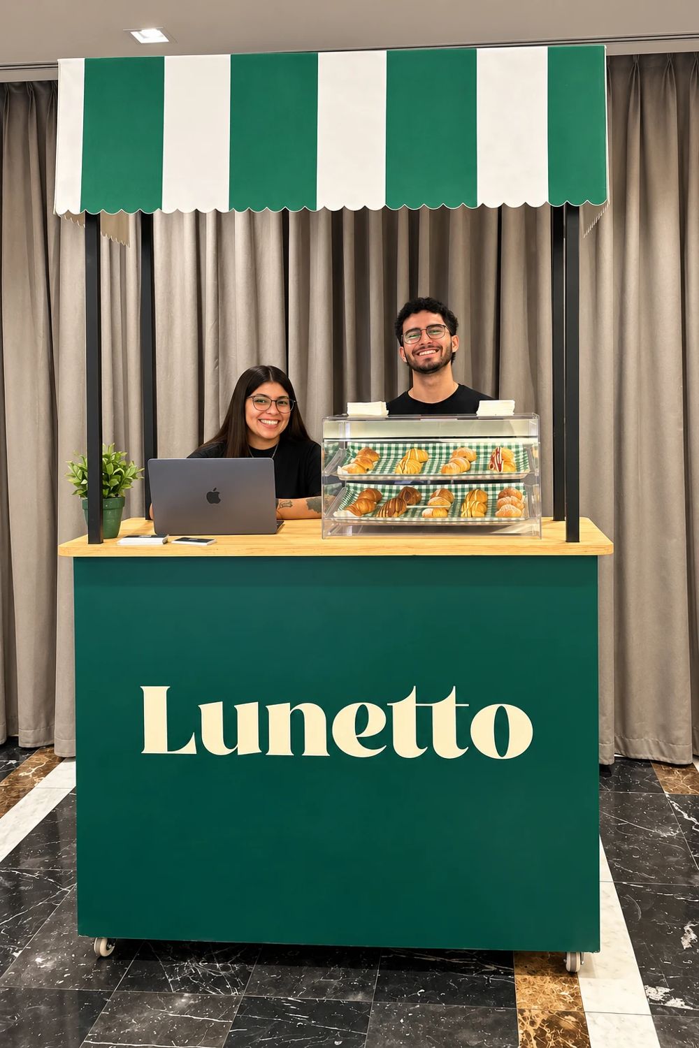 Equipo Lunetto atendiendo el carrito en un evento